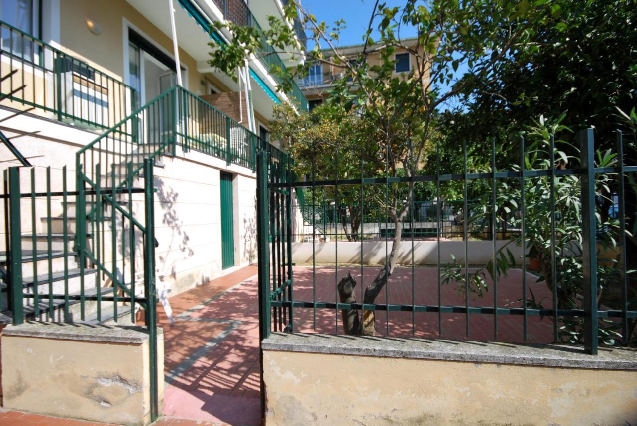 Appartamenti Con Giardino E Posto Auto Per Famiglie Finale Ligure Exterior foto